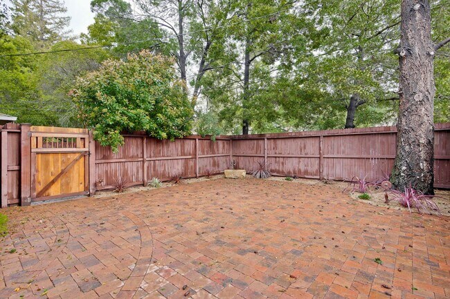 Foto del edificio - Wonderful 2 Beds, 2 Bath Home in Barron Park w/ Huge Private Yard