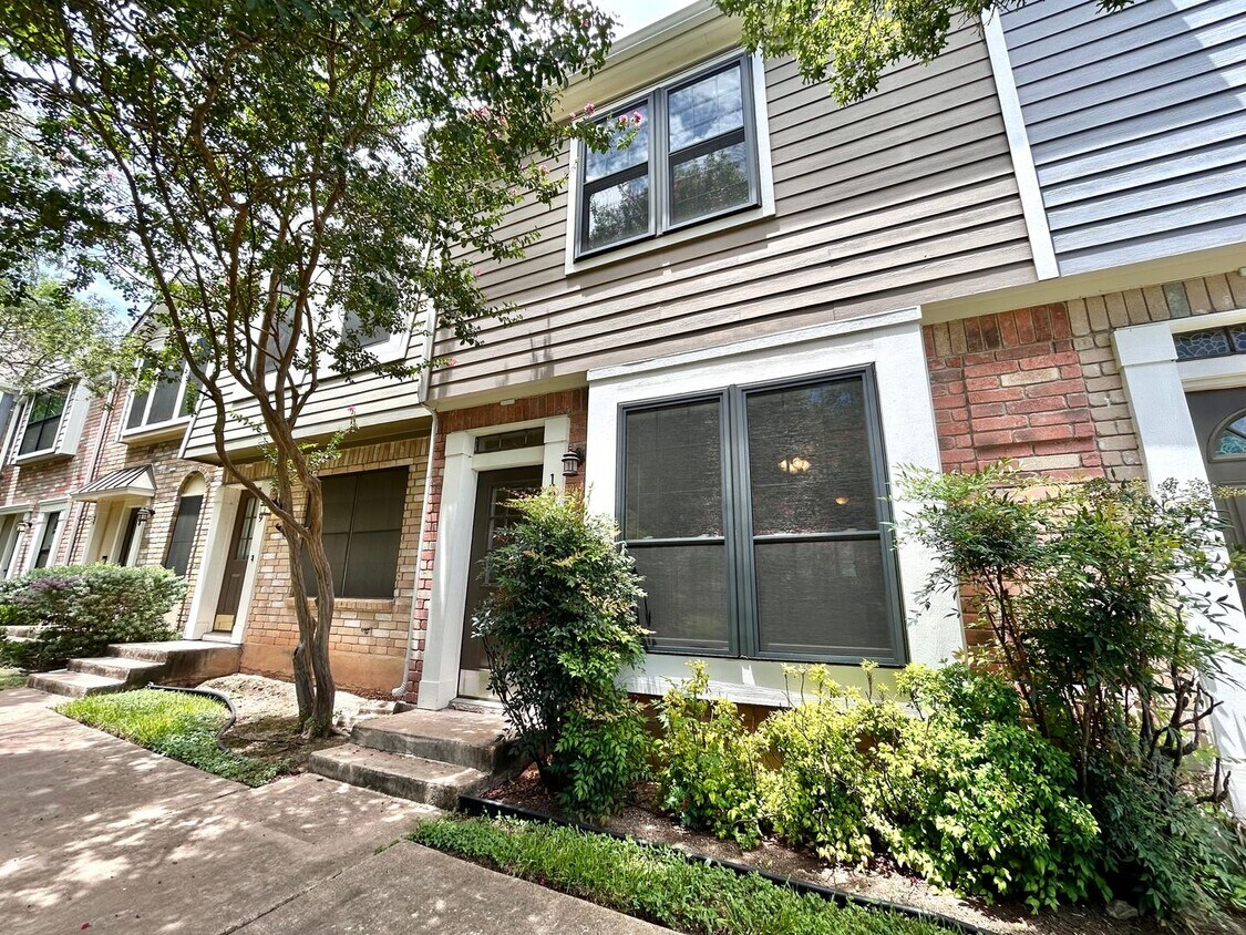 Foto principal - Lovely Rental with 2 Beds, 2.5 Baths & Spa...