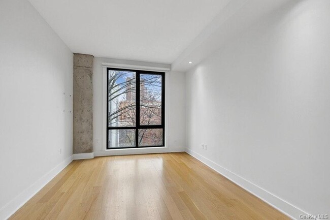 Building Photo - 253 E 7th St