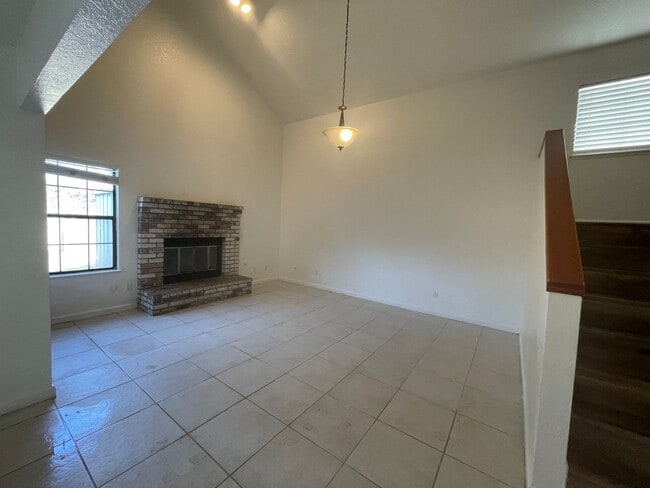 Building Photo - Cul de sac location. Walking distance to CSU Stanislaus