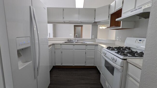 Foto del edificio - 751 Hilltop Ln