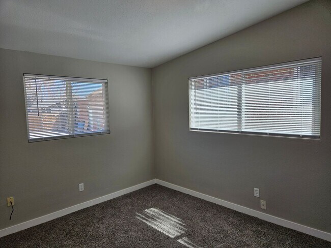 Building Photo - 2 Bed 1 Bath Home In Denver.