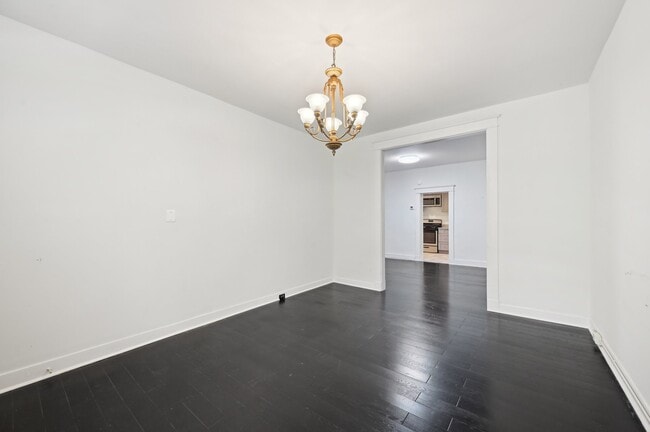 Living room - 2431 Linden Ave