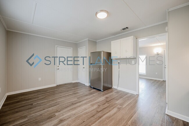 Building Photo - Charming 3 Bedroom in LaGrange!