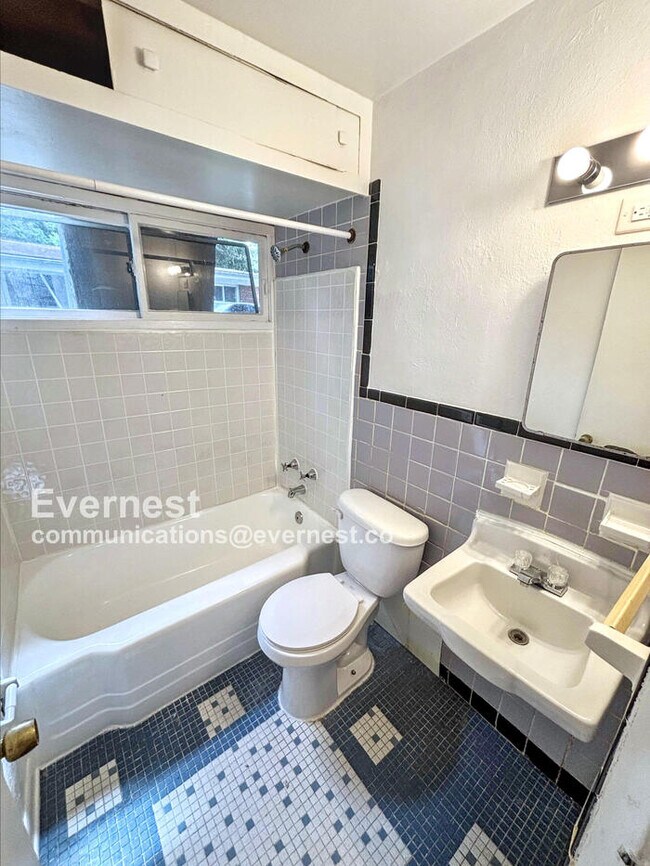 Foto del edificio - 8313 Woodhurst Dr