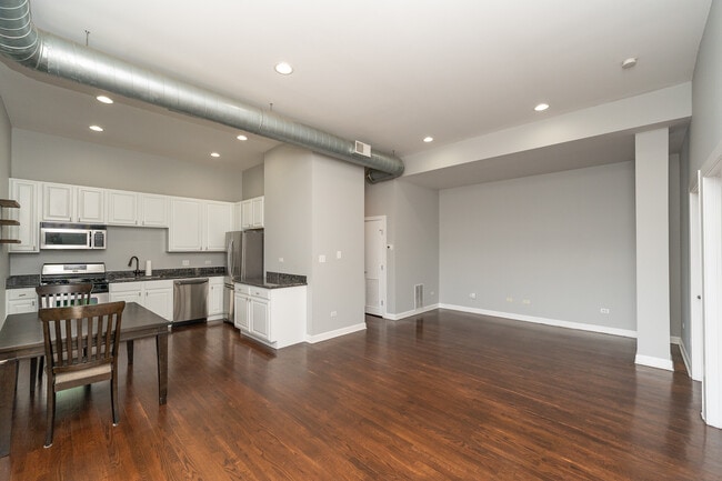 Building Photo - 1560 W Wabansia Ave