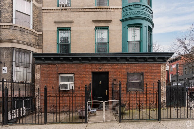 Entrance - 331 13th St