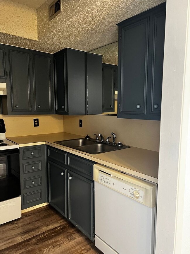 Building Photo - One bedroom Condo in Raintree Manor