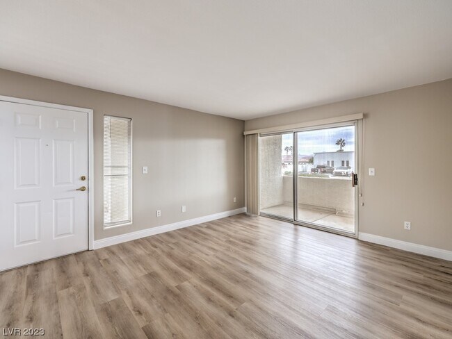 Foto del edificio - 3425 E Russell Rd
