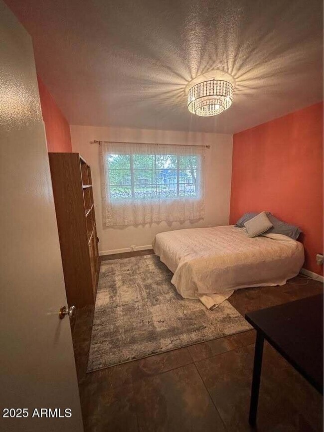 Foto del edificio - 4105 E Lewis Ave