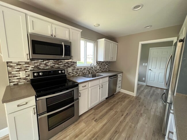 Building Photo - 5 Bed 3 Bath single family home!