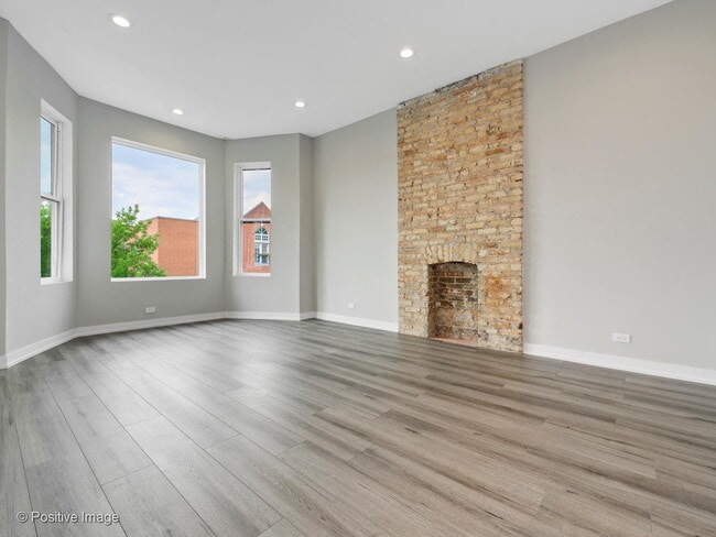 Building Photo - 3945 N Greenview Ave
