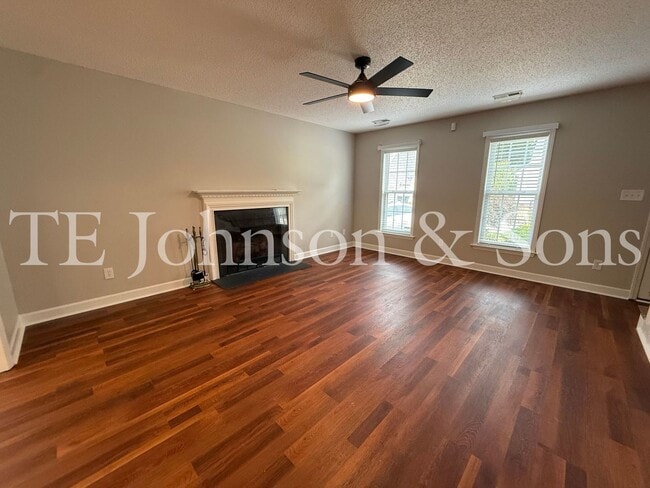 Foto del edificio - Spacious 3 Bedroom Home with Primary Suite on Main Level in Camden Forest