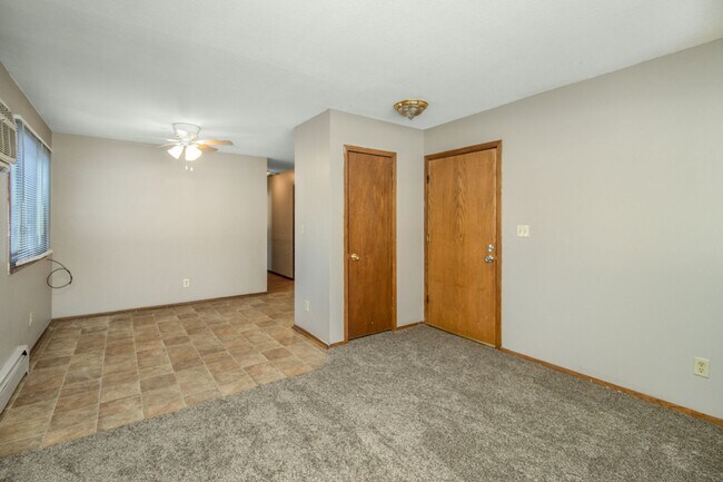 Building Photo - 2 Bed/1 Bath Apart- Off-Street Parking- Near Cub Foods- Available May 1