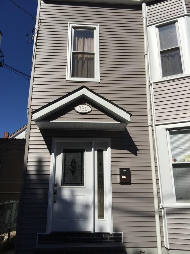 Building Photo - 320 36th St