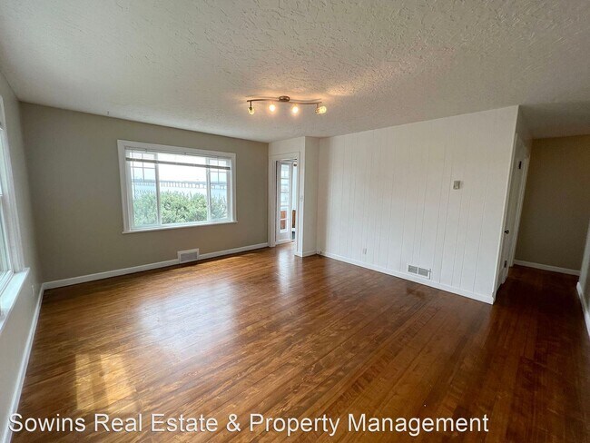 Building Photo - 2 br, 1.5 bath House - 631 W. Marine Dr.