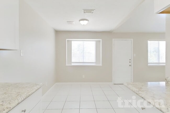 Building Photo - 3446 Edgecreek Dr