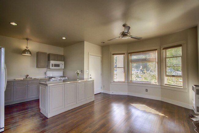 Living room - 808 E Edgeware Rd