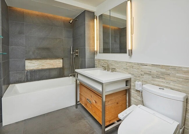 Foto del edificio - 211 E 13th St