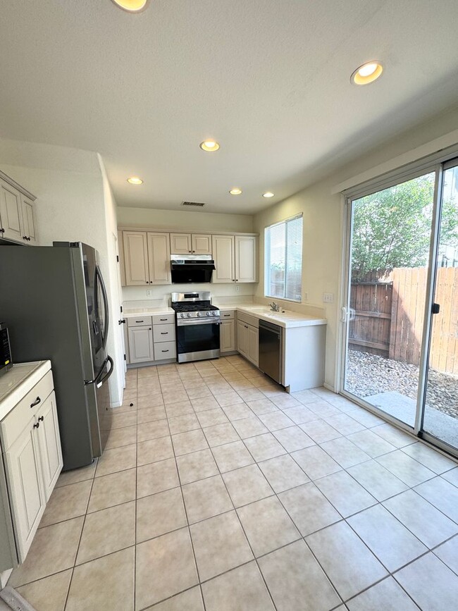 Building Photo - THREE BEDROOM TWO AND A HALF BATH POOL USE SEE VIDEO