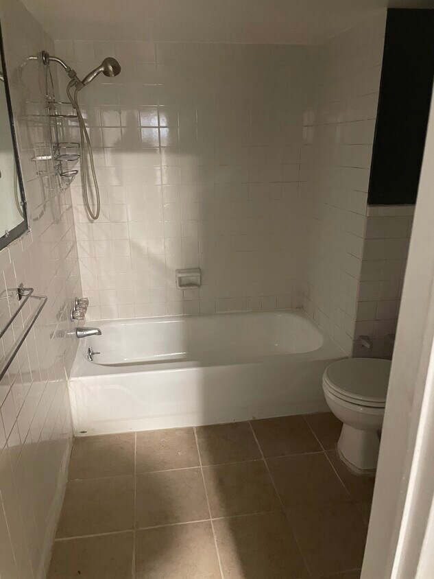 Foto principal - 965 E 96th St