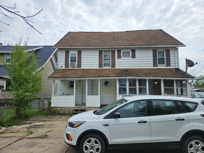 Building Photo - 301303-303 Summerhill Ave