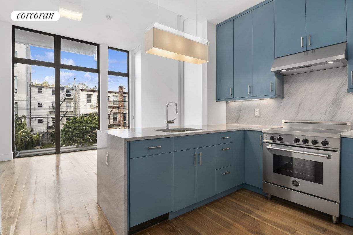Foto principal - 237 Devoe St