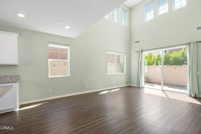 Foto del edificio - 528 Tibbetts St