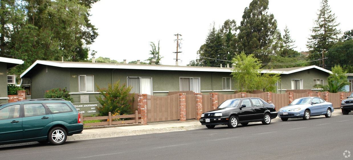 Building Photo - 907 Village