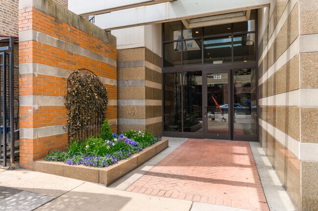 Building Photo - 1212 N Wells St