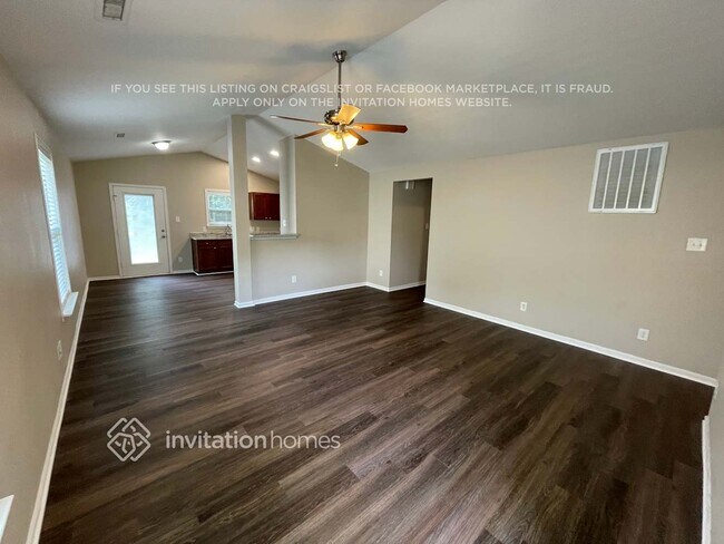 Foto del edificio - 6211 Adel Lane