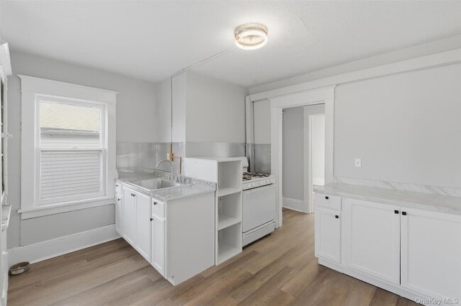 Building Photo - 1446 Lincoln Terrace