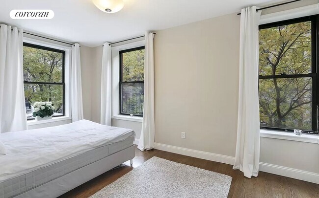 Building Photo - 155 Bleecker St