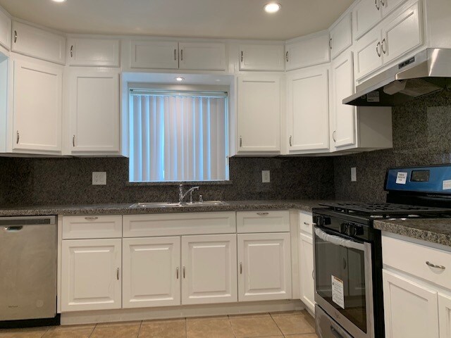 Full kitchen - 24445 University Ave