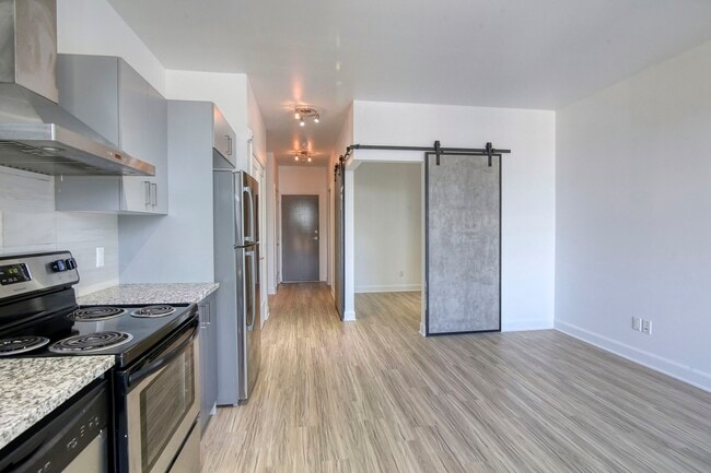 Building Photo - 6600 Av. de Darlington
