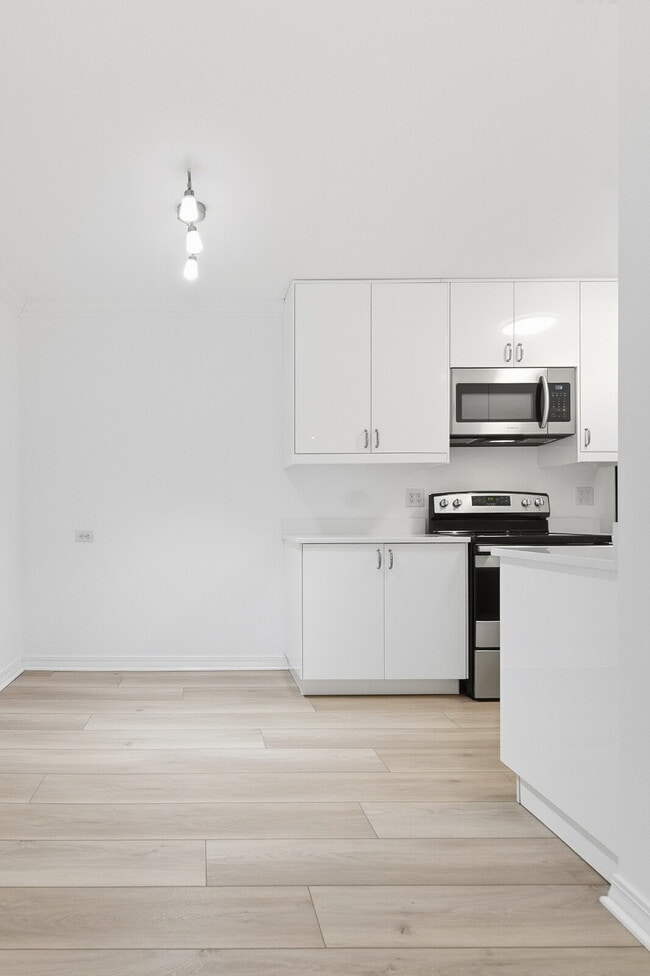 Building Photo - 821 Douglas Ave