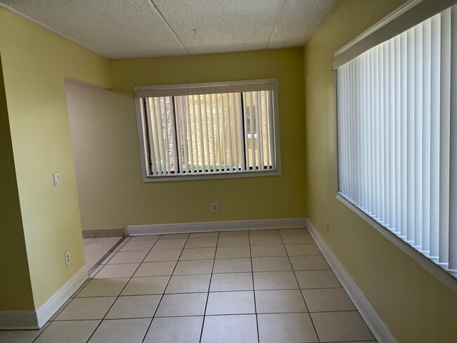 Building Photo - 310 Meadows Cir