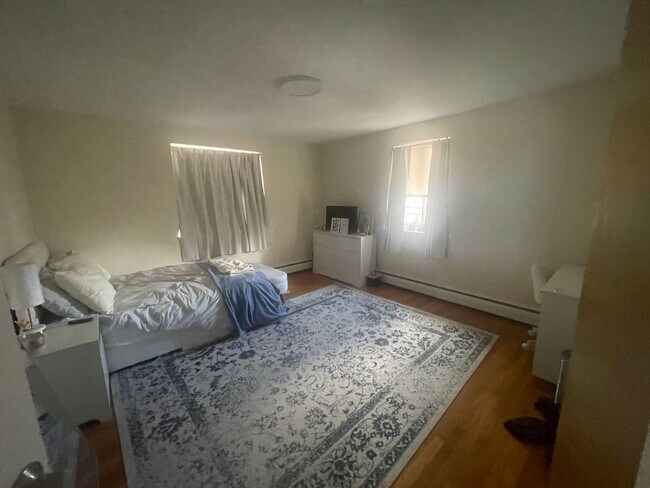 Foto del edificio - FREE MONTH & NO FEE  Stunning top floor sunny 2 bed near BU and across from T stop and Supermarket