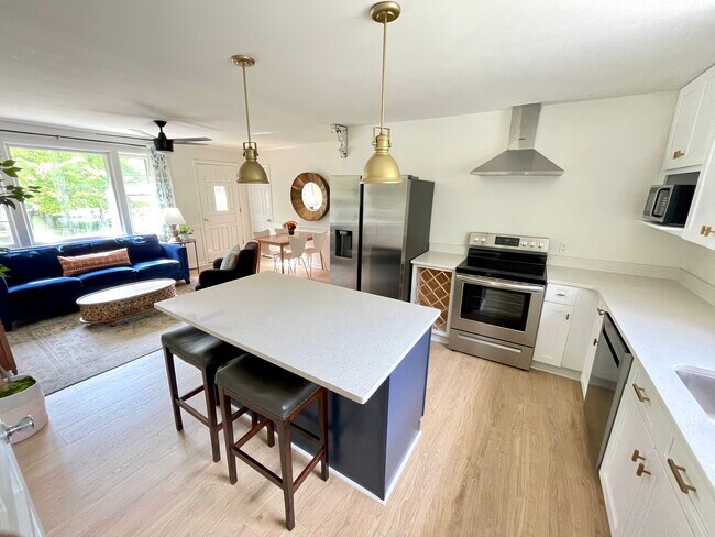 Building Photo - 4840 Torbay Dr