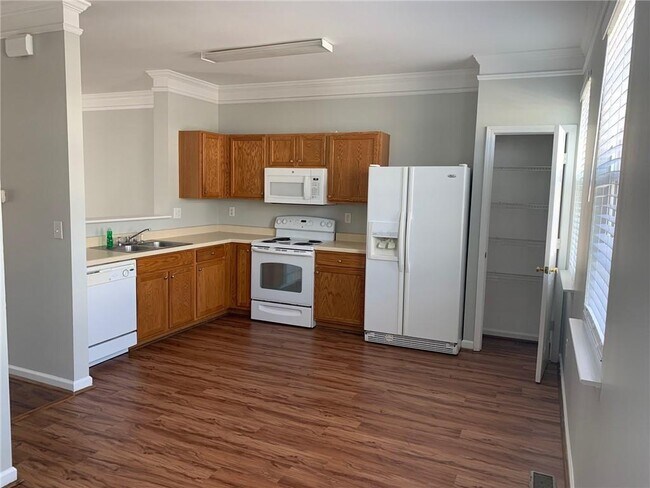 Foto del edificio - 6818 Blackstone Pl
