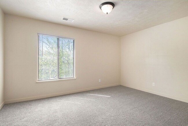 Building Photo - Old Farm Apartments