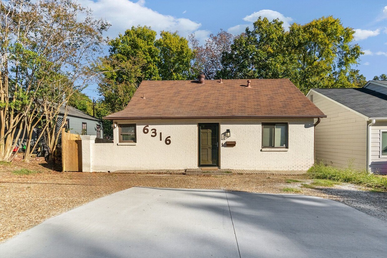 Foto principal - 2 or 3 Bedroom Renovated Mid-Town Charmer