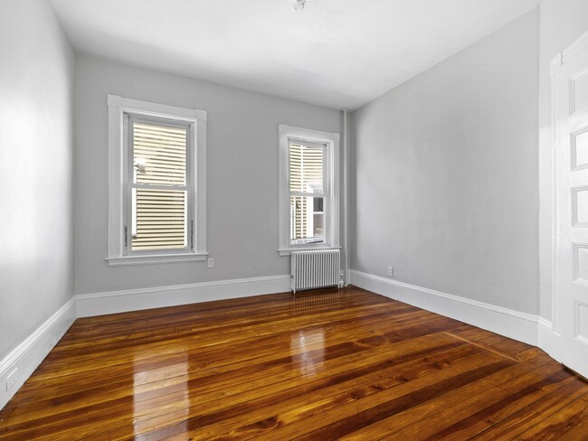 Foto del edificio - 9/1 Renovated 3BR/2BA in Spring Hill area ...