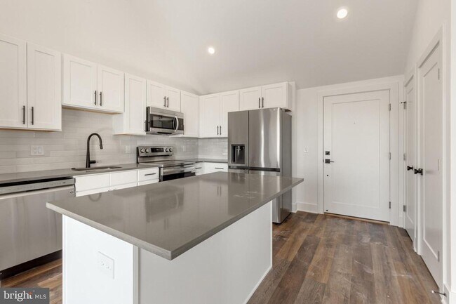 Foto del edificio - 7037 Ridge Ave