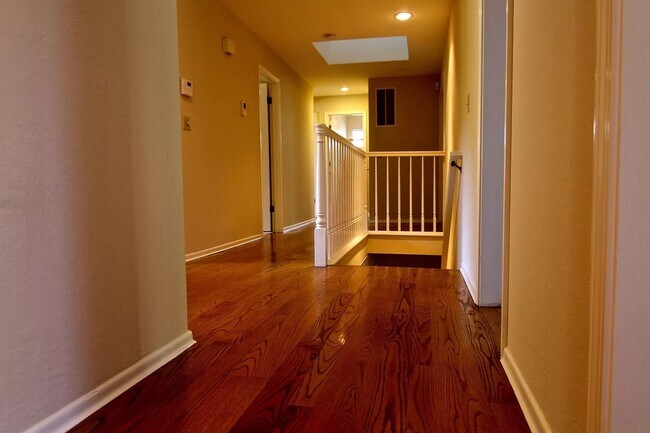 Building Photo - Lovely spacious home, dual levels, Cuperti...