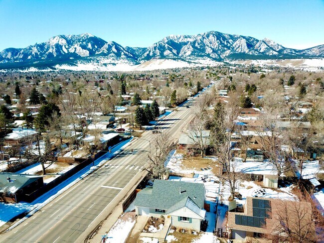 Foto del edificio - Sunny 5 bed, 3 bath S. Boulder Abode - Available December 15th!
