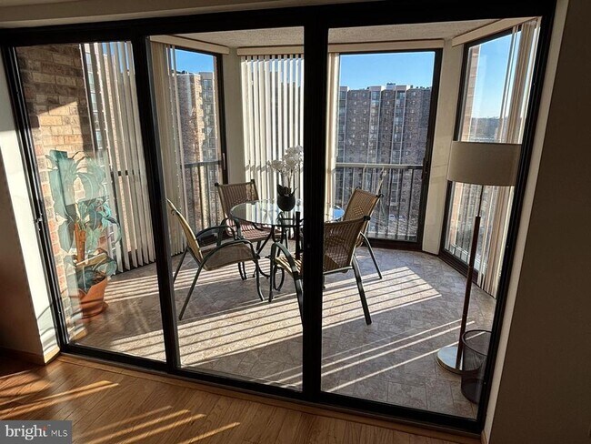 Foto del edificio - 5903 Mt Eagle Dr