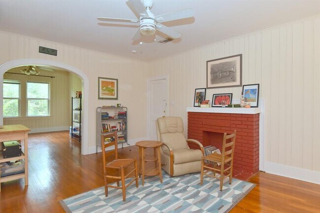 Foto del edificio - 1815 W Main St