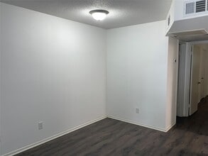 Building Photo - 1110 W Tri Oaks Ln