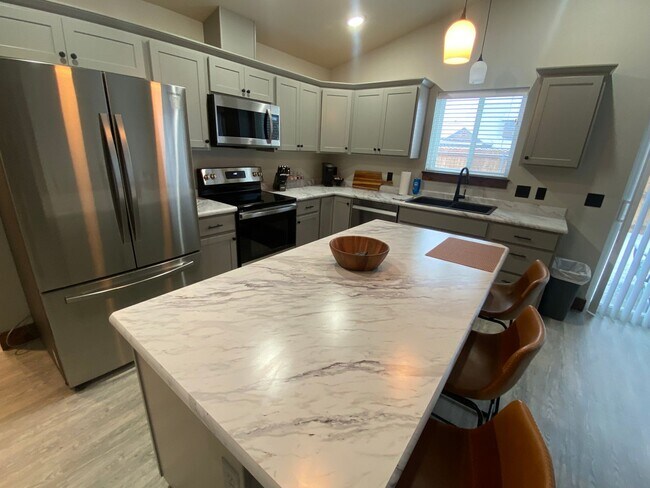 Foto del edificio - Beautiful 3 bed/2bath Hamilton home Furnished or Unfurnished Options